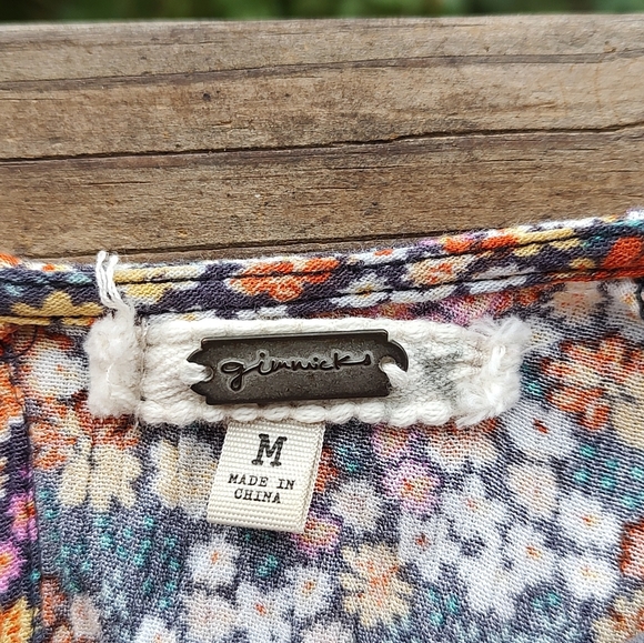 Buckle Gimmicks Floral Top - Picture 4 of 4